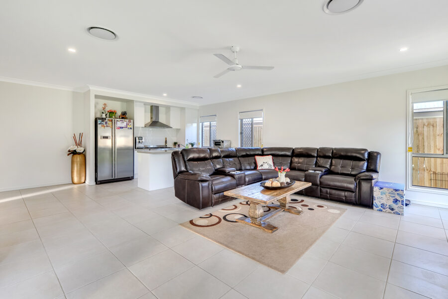 169 Falkland Street East Pallara , QLD 4110 Australia