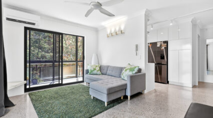 1/15 Weston St Coorparoo , QLD 4151 Australia