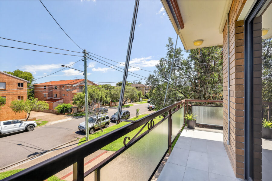 1/15 Weston St Coorparoo , QLD 4151 Australia