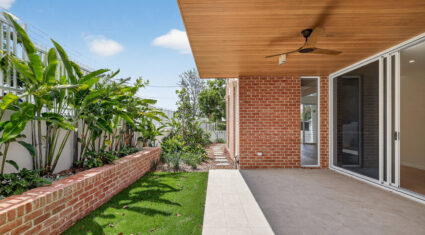 11 Lockyer St Camp Hill , QLD 4152 Australia