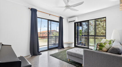 1/15 Weston St Coorparoo , QLD 4151 Australia