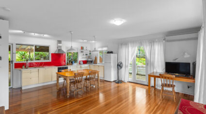 37 Algona St Holland Park West , QLD 4121 Australia