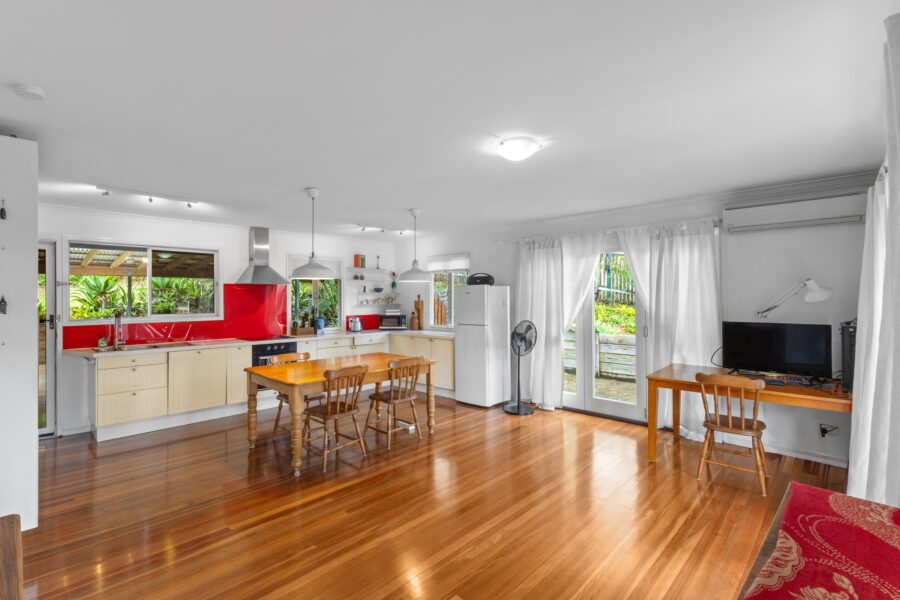 37 Algona St Holland Park West , QLD 4121 Australia