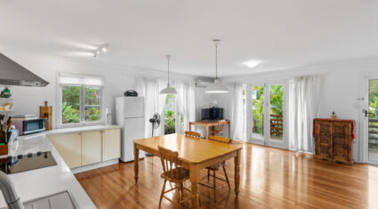 37 Algona St Holland Park West , QLD 4121 Australia