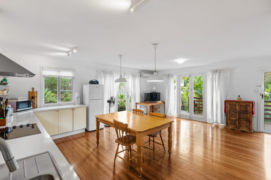 37 Algona St Holland Park West , QLD 4121 Australia