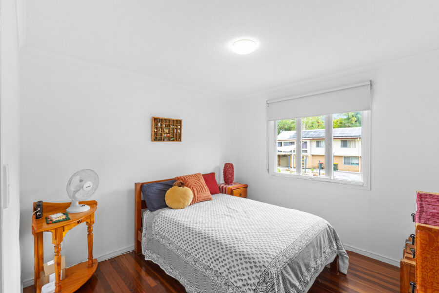 37 Algona St Holland Park West , QLD 4121 Australia