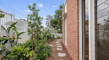 11 Lockyer St Camp Hill , QLD 4152 Australia