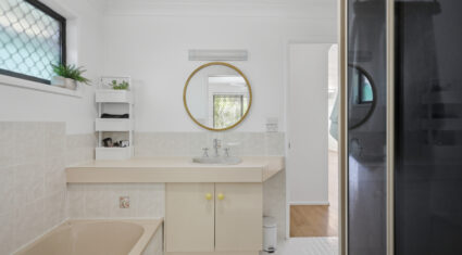 98 Bunya Park Dr Eatons Hill , QLD 4037 Australia