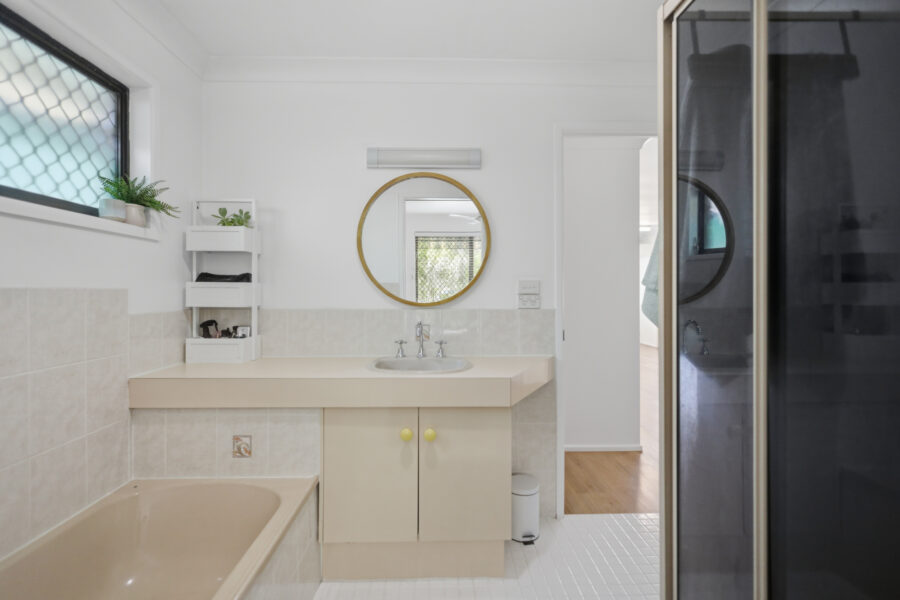 98 Bunya Park Dr Eatons Hill , QLD 4037 Australia