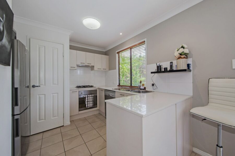 83 Tarana St Camp Hill , QLD 4152 Australia