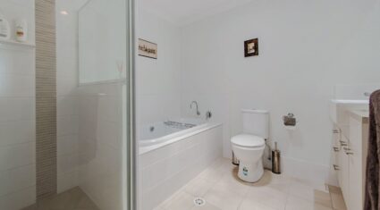 83 Tarana St Camp Hill , QLD 4152 Australia