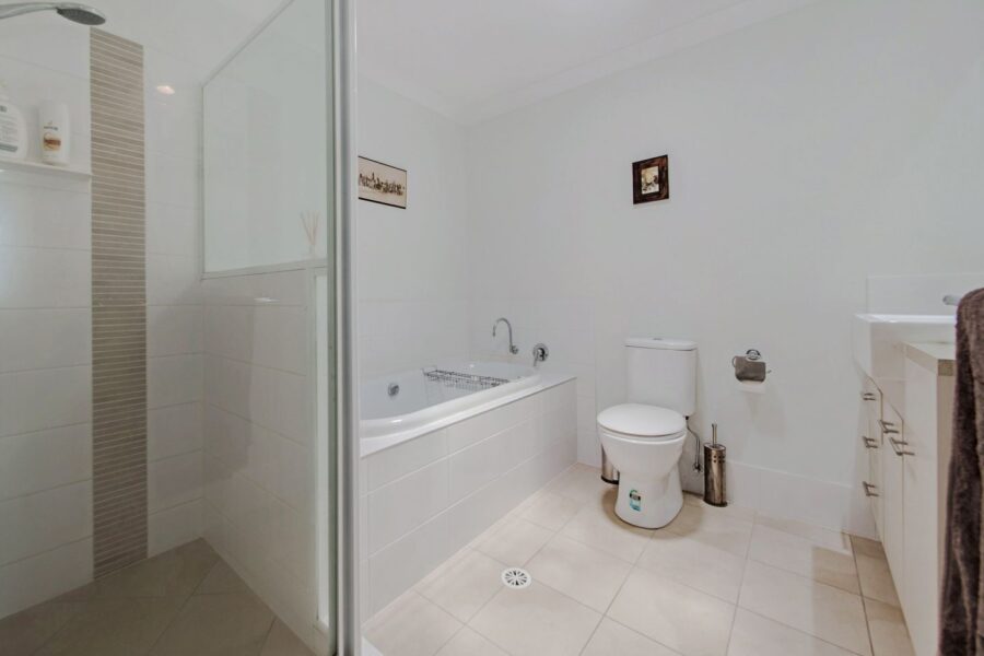 83 Tarana St Camp Hill , QLD 4152 Australia