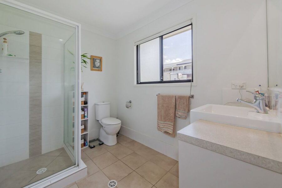 83 Tarana St Camp Hill , QLD 4152 Australia