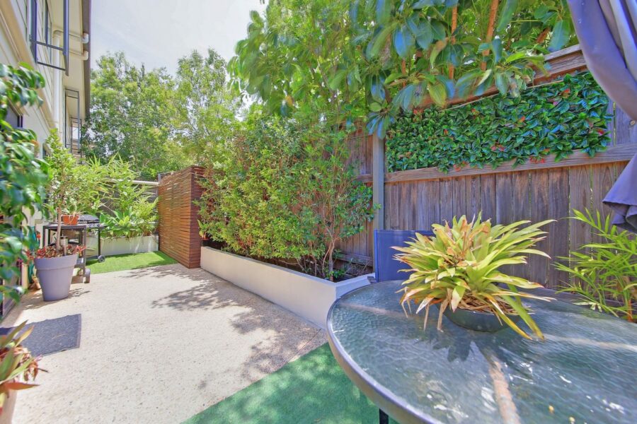 83 Tarana St Camp Hill , QLD 4152 Australia