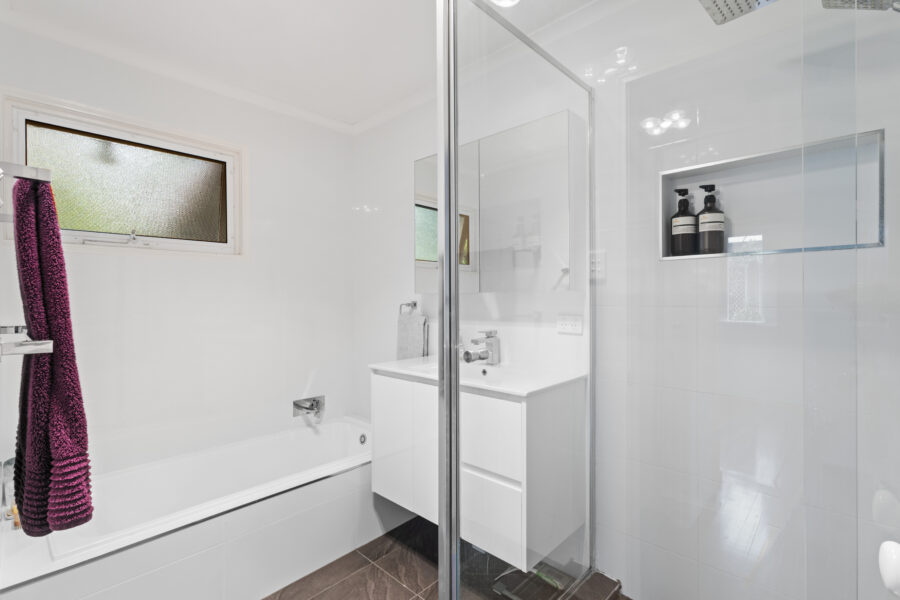 37 Algona St Holland Park West , QLD 4121 Australia