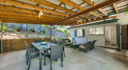 37 Algona St Holland Park West , QLD 4121 Australia