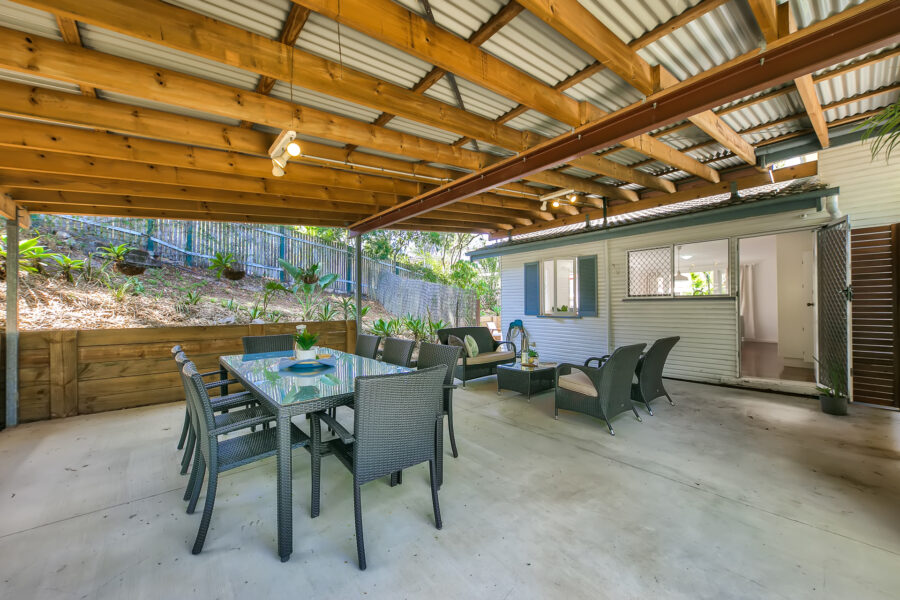 37 Algona St Holland Park West , QLD 4121 Australia