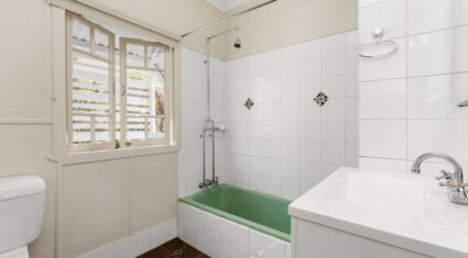 42 Beatrice St Greenslopes , QLD 4120 Australia