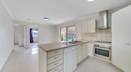 16 Robinson Cres Runcorn , QLD 4113 Australia