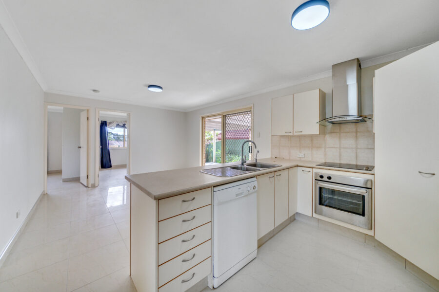 16 Robinson Cres Runcorn , QLD 4113 Australia