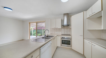 16 Robinson Cres Runcorn , QLD 4113 Australia