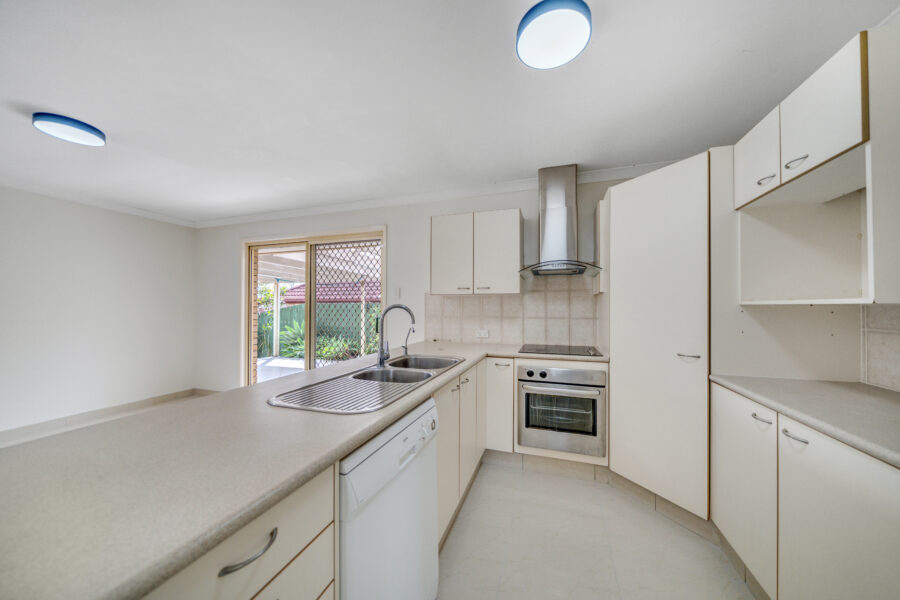 16 Robinson Cres Runcorn , QLD 4113 Australia