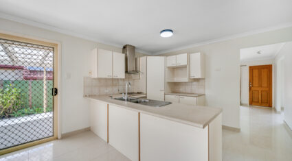 16 Robinson Cres Runcorn , QLD 4113 Australia