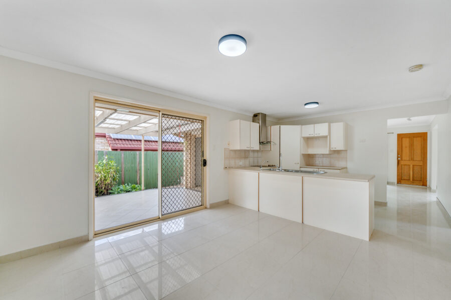 16 Robinson Cres Runcorn , QLD 4113 Australia