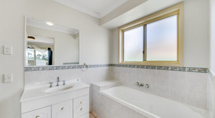 16 Robinson Cres Runcorn , QLD 4113 Australia