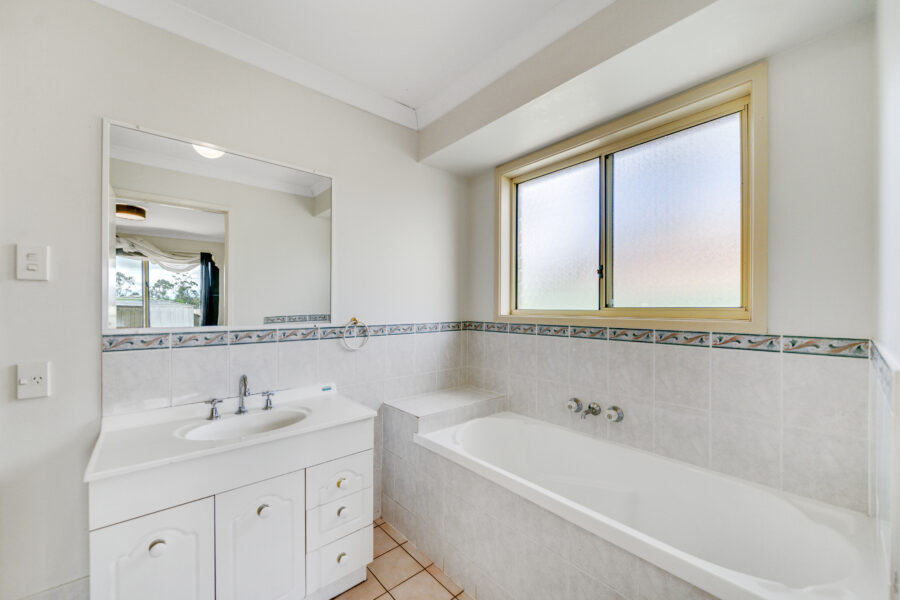 16 Robinson Cres Runcorn , QLD 4113 Australia