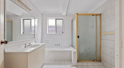 2/46 Carl Street Woolloongabba , QLD 4102 Australia