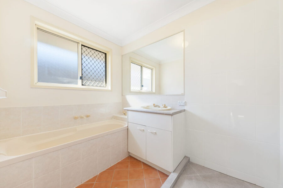 4 Hermitage Pl Forest Lake , QLD 4078 Australia