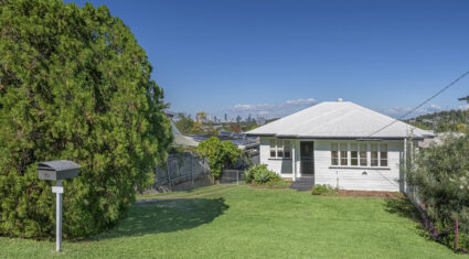 10 Redwood St Stafford Heights , QLD 4053 Australia