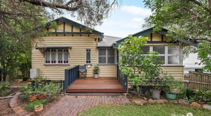 18 Hipwood St Norman Park , QLD 4170 Australia