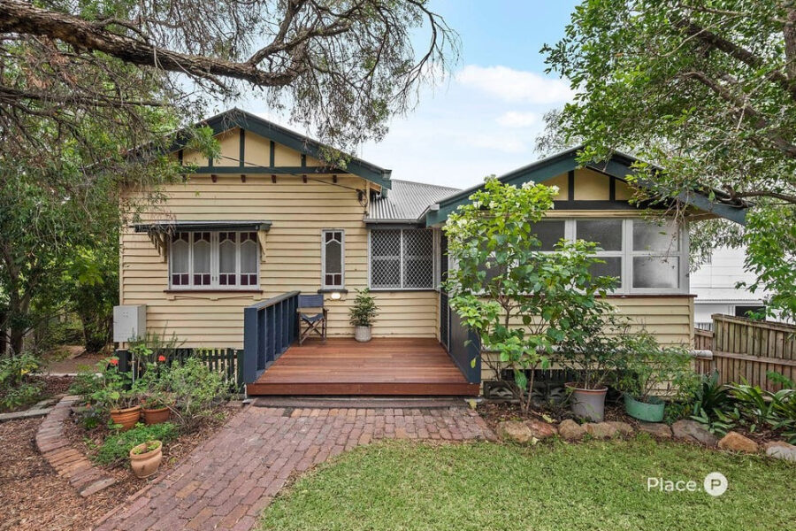 18 Hipwood St Norman Park , QLD 4170 Australia