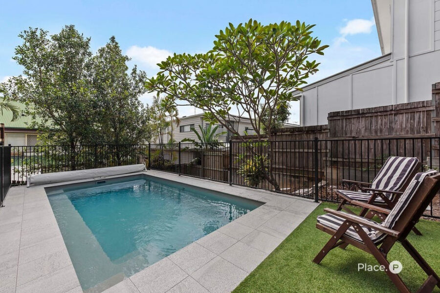 18 Hipwood St Norman Park , QLD 4170 Australia