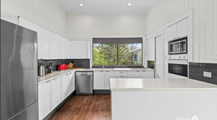 18 Hipwood St Norman Park , QLD 4170 Australia