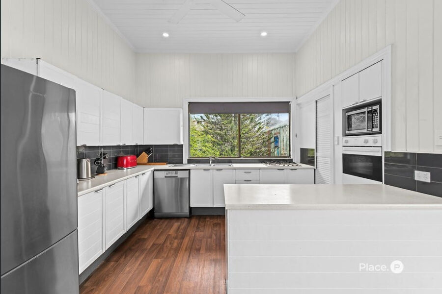 18 Hipwood St Norman Park , QLD 4170 Australia