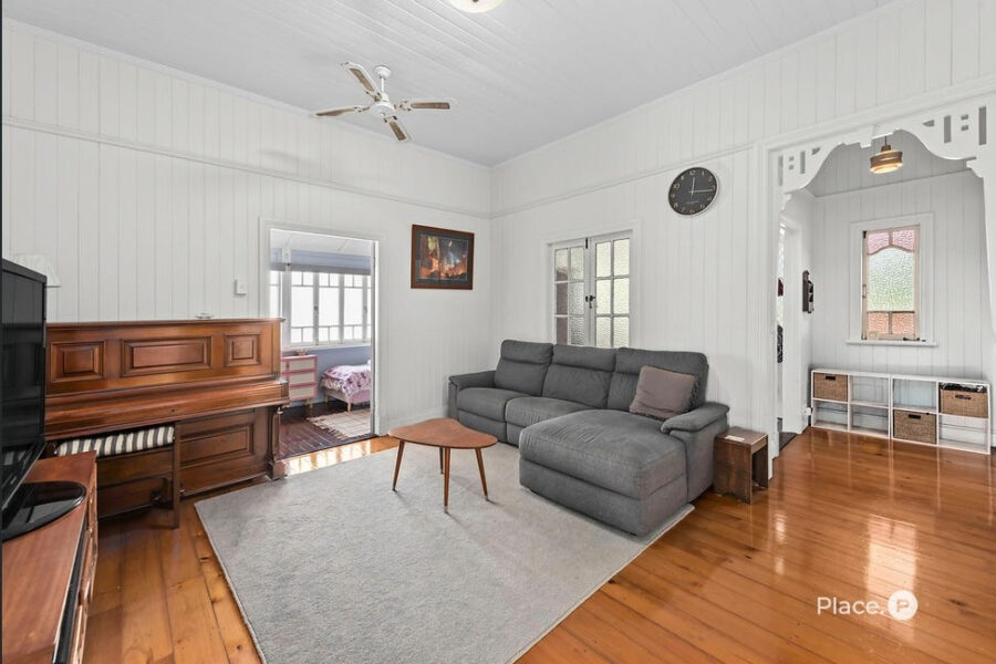 18 Hipwood St Norman Park , QLD 4170 Australia