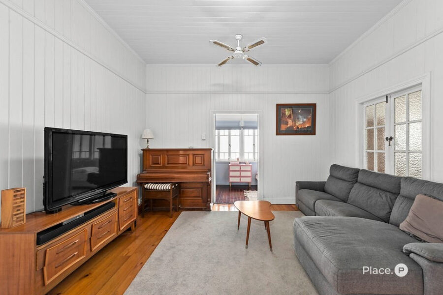 18 Hipwood St Norman Park , QLD 4170 Australia