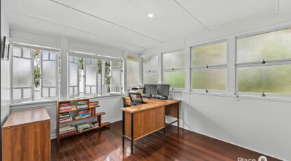 18 Hipwood St Norman Park , QLD 4170 Australia