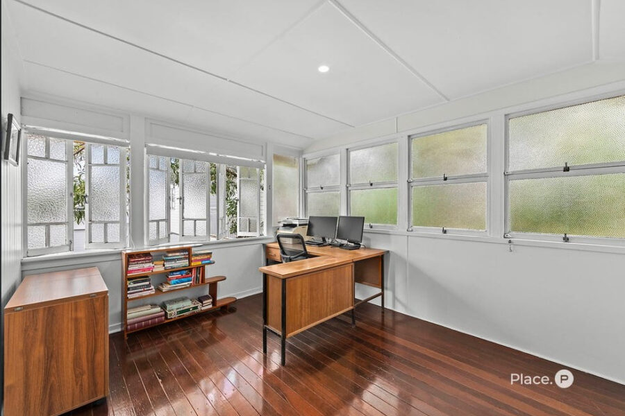 18 Hipwood St Norman Park , QLD 4170 Australia