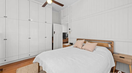 18 Hipwood St Norman Park , QLD 4170 Australia
