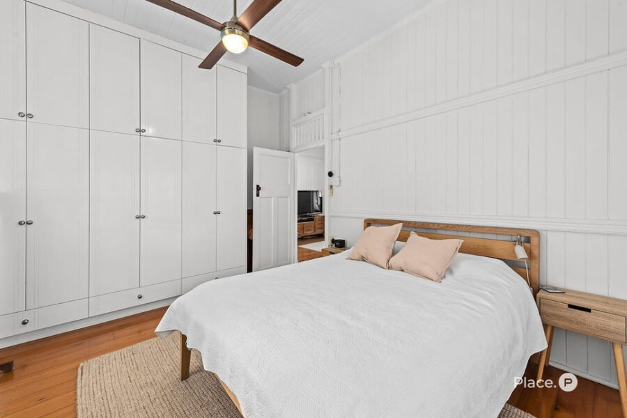18 Hipwood St Norman Park , QLD 4170 Australia