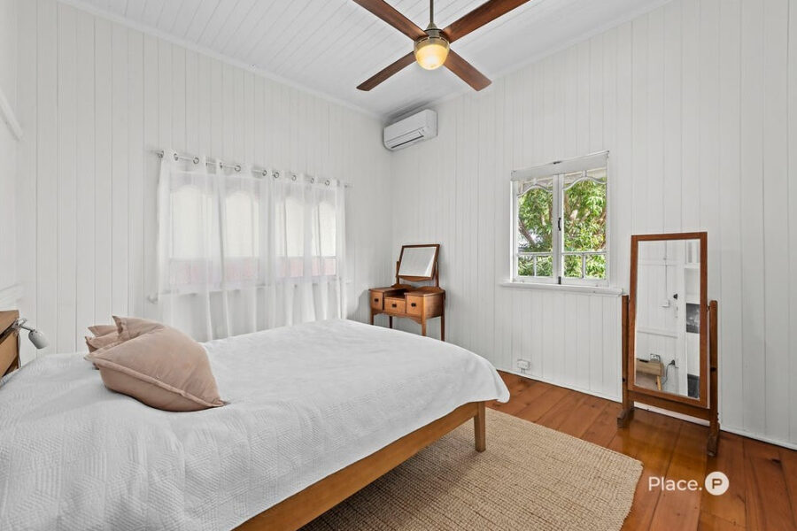 18 Hipwood St Norman Park , QLD 4170 Australia