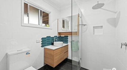 18 Hipwood St Norman Park , QLD 4170 Australia