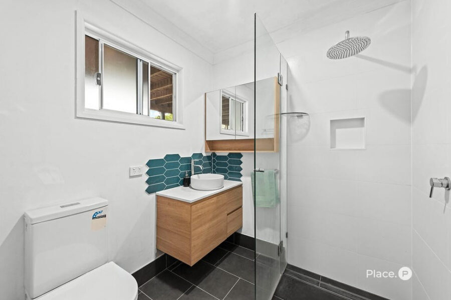 18 Hipwood St Norman Park , QLD 4170 Australia