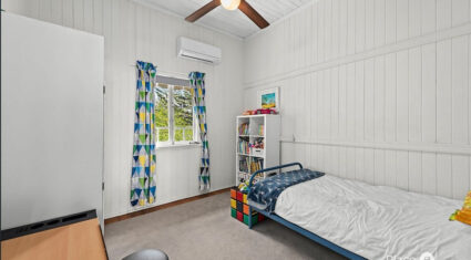 18 Hipwood St Norman Park , QLD 4170 Australia
