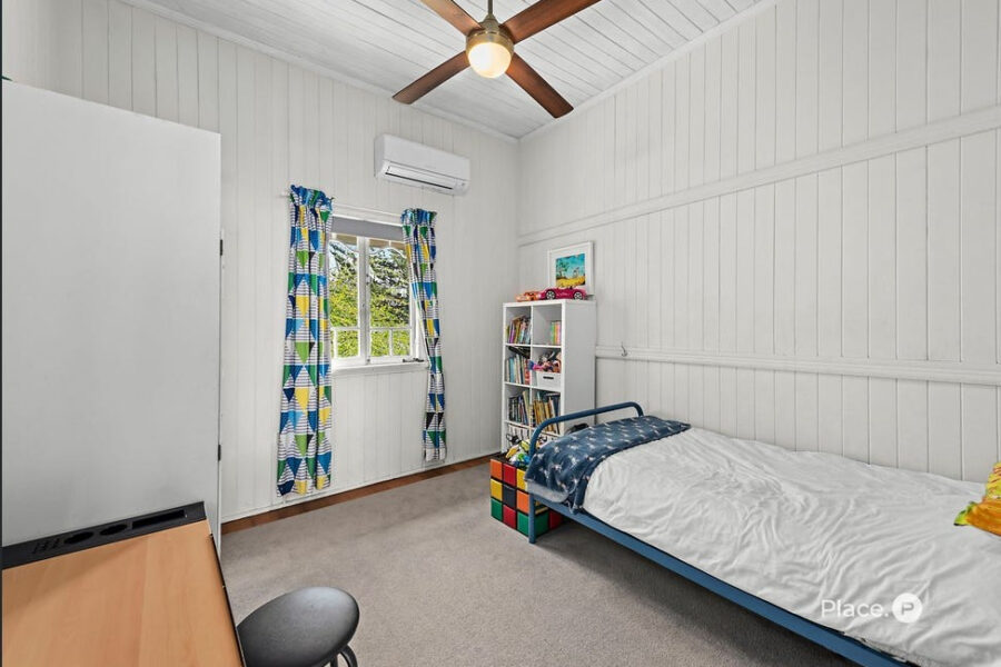 18 Hipwood St Norman Park , QLD 4170 Australia