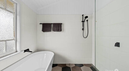 18 Hipwood St Norman Park , QLD 4170 Australia